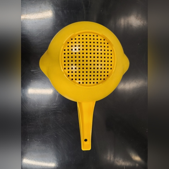 Vintage tupperware colander 1 quart - Picture 2 of 2